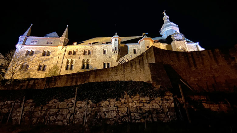 An image of Marburg Castle at night.