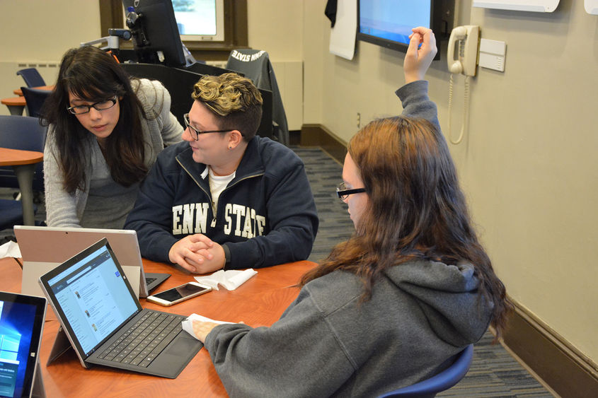 A student mentors other students in their first-year seminar class.