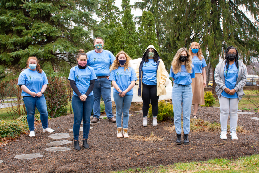 A group of Penn State Schuylkill Honors students pose in front on the lion shrine.